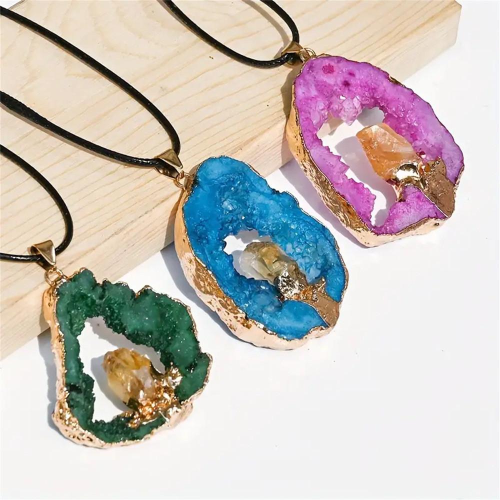 Collana in Cristallo di Quarzo Naturale con Ametista e Bordi Dorati per Appassionati di Moda Boho