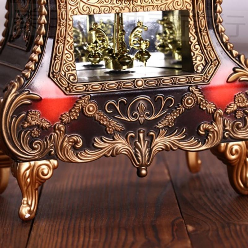 Musikalische stündlich klingende Tischuhr mit Schnitzereien Europäisches Muster und Pendel Kaminuhr für Heim-Bibliotheksdekorationen