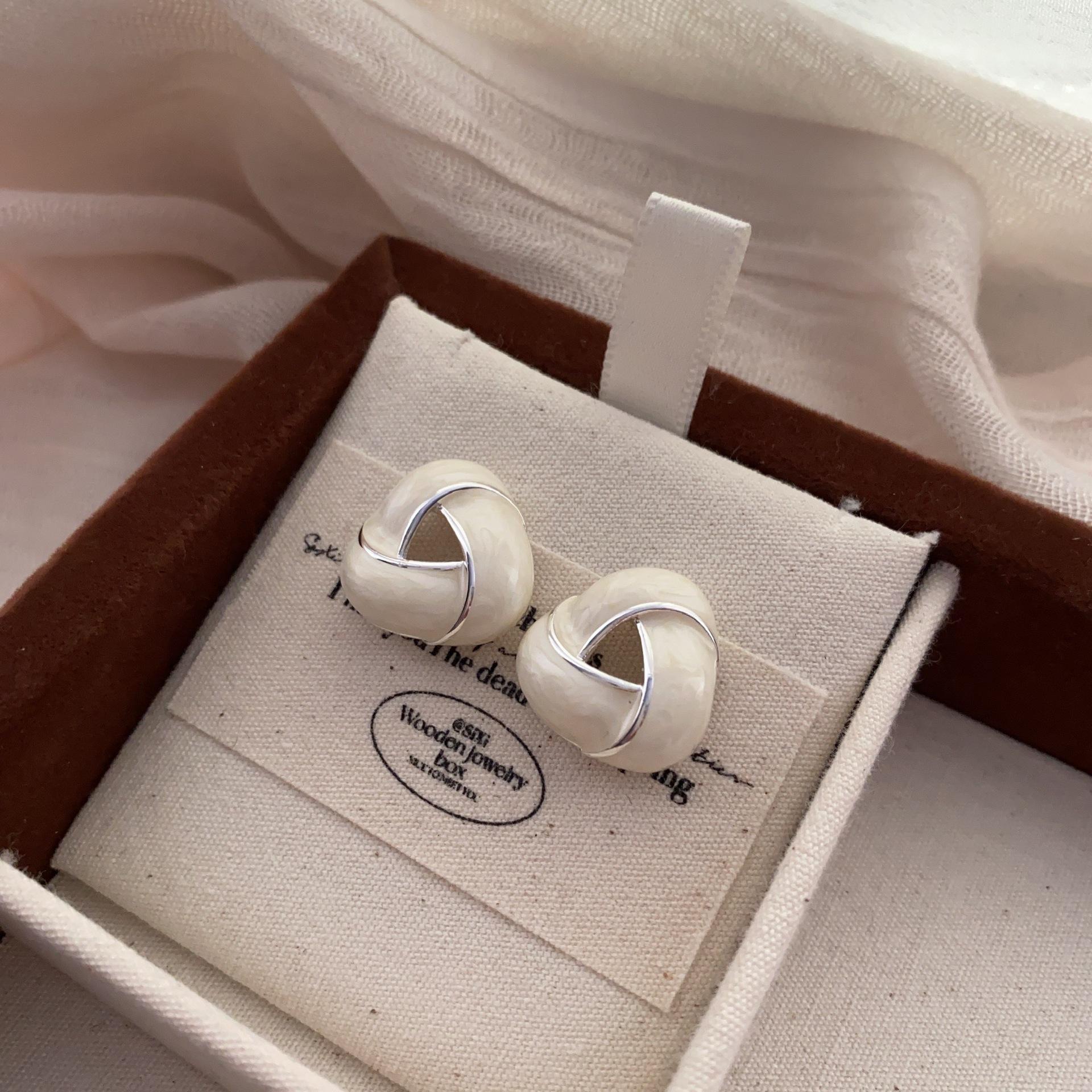 Металлические неправильные серьги-гвоздики Серьги высокого класса Легкая роскошь Простые волнистые диски Абстрактные серьги