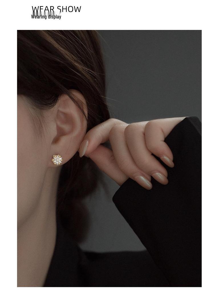 Banyan Tree S925 Silver Snowflake Earrings: Rotatable, Diamond-Studded, Luxury Winter Trend for Women.