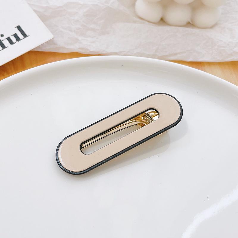 Checkerboard Black & White Plaid Hairpin: Simple, Seamless Duckbill Clip for Women