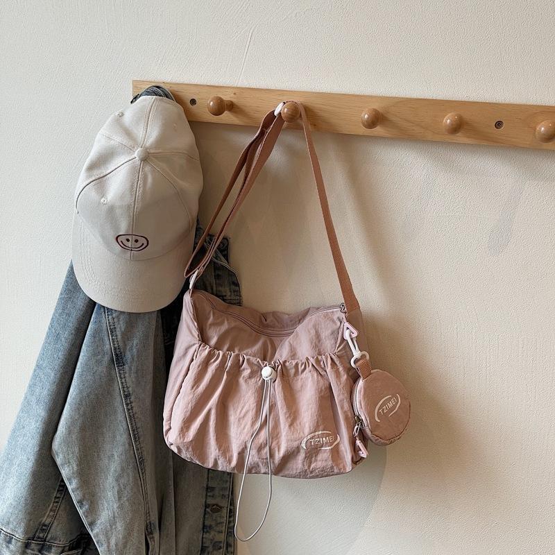 A Fashionable Summer Casual Stylish Simple and Large-capacity Single-shoulder Bag with A Simple Texture