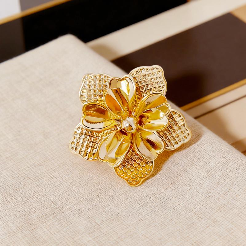 Fashion Delicate Golden Flower Brooch Pins For Women Clothing Coats Accessries Gifts