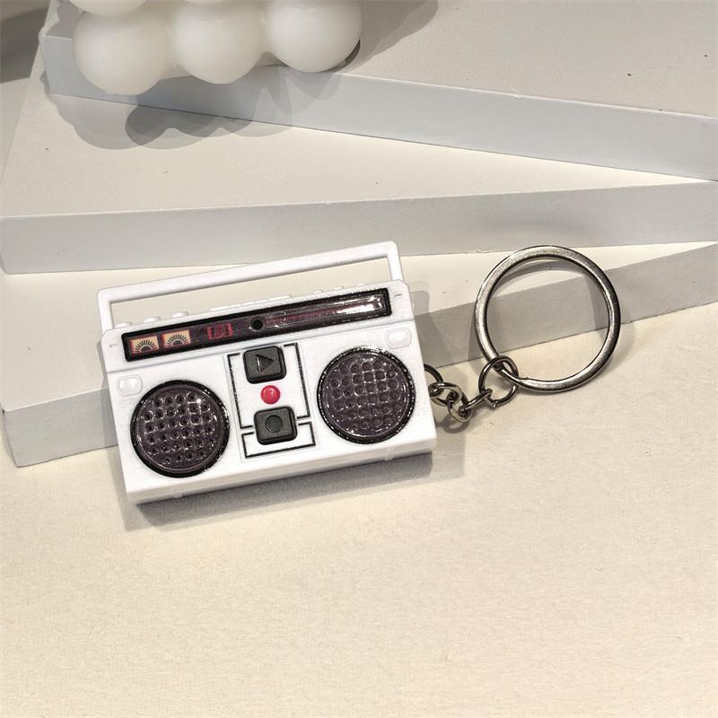 

Retro Mini Radio Recorder Keychain Nostalgic Classic Audio Player Pendant Bag Charm Decor Gift білий