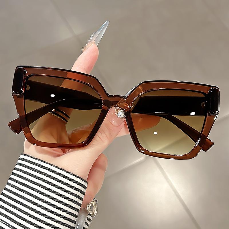 Butterfly-shaped large-framed sunglasses are fashionable, trendy, versatile and high-end shooting accessories