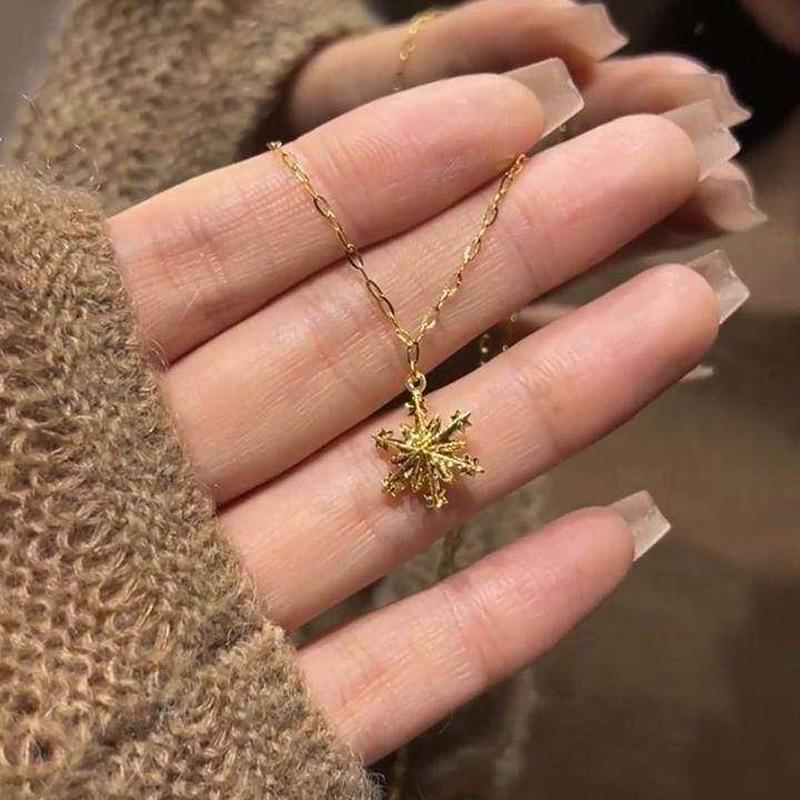 Elegant Gold Snowflake Necklace for Women - Unique Clavicle Chain, Light Luxury Design