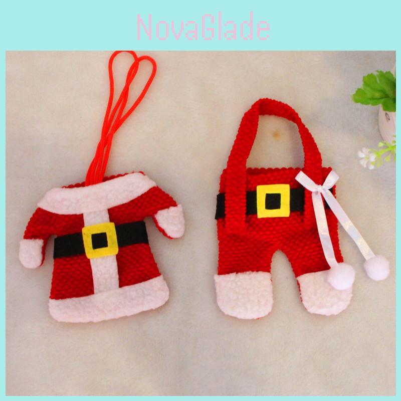 Festliche Weihnachts-Tischdekoration mit charmanten Weihnachts-Besteckhaltern und Mini-Outfits