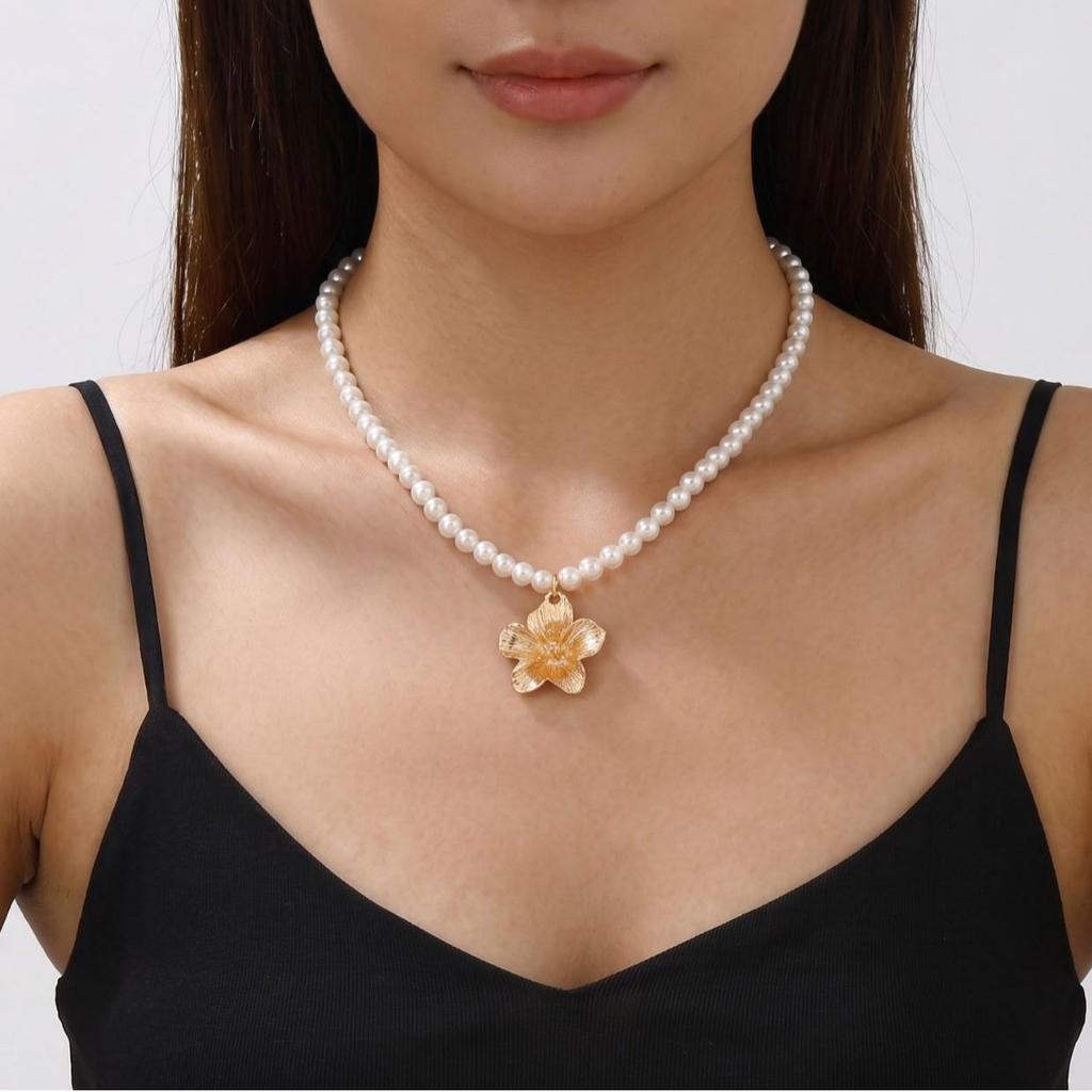Elegant French Pearl Alloy Flower Pendant Necklace for Women - High-end Luxury Clavicle Chain