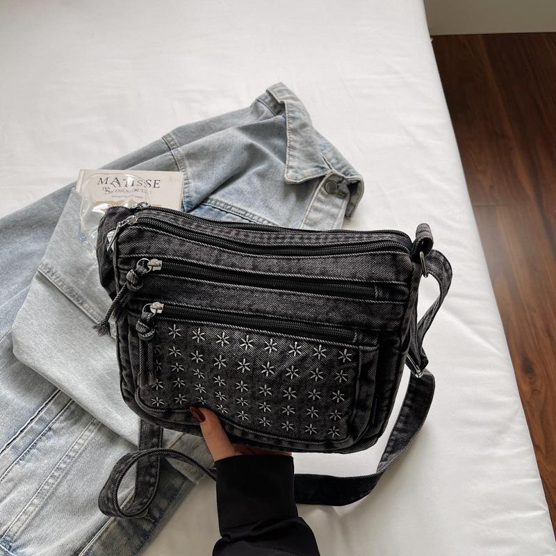 2025 fashion trend foreign personality niche design women's shoulder bag autumn new texture crossbody small square bag