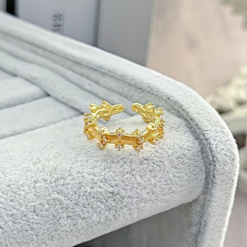 Fashion Light Luxury Sugar Cube Vine Winding Square Diamond Flower Ring Women'S Niche Design Inlaid Zircon High-End Jewelry