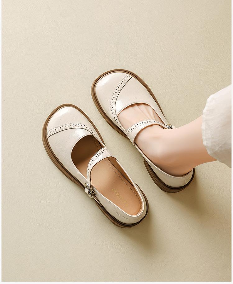 French Mary Jane shoes for women in spring 2026, retro style with a single buckle and shallow mouth small leather shoes, college style single shoes