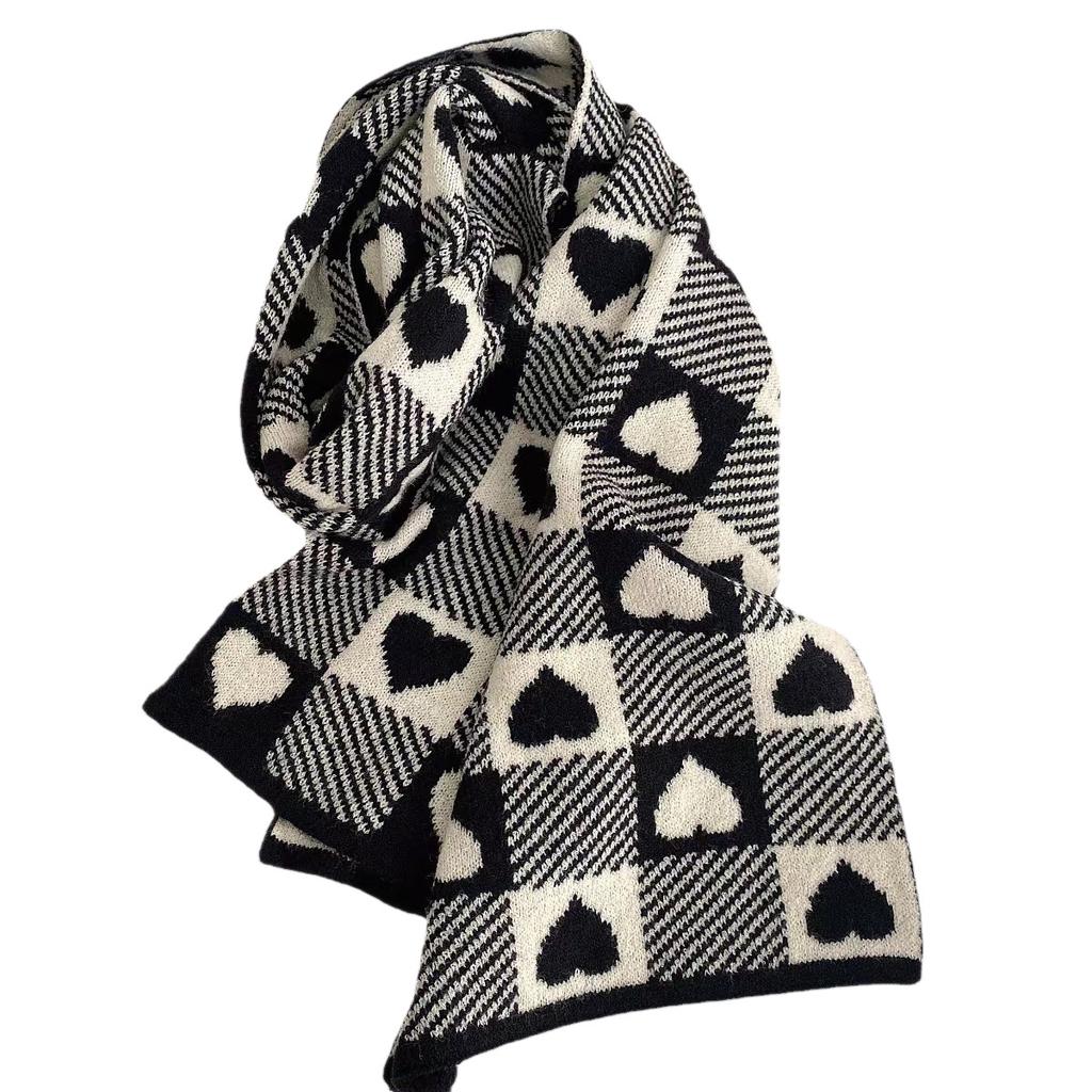 New black and white checkerboard love knitted scarf women's autumn and winter thickened warm and versatile high-end scarf couple