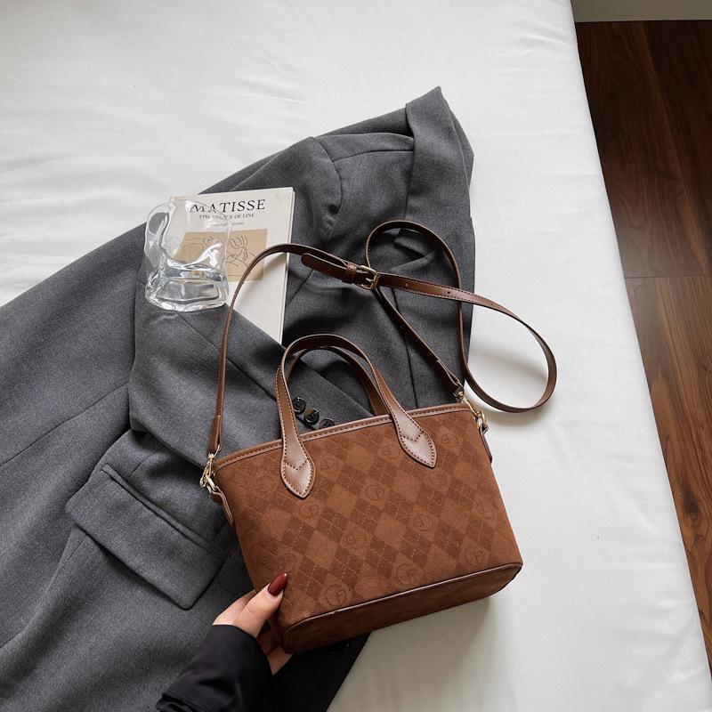 This Year's Popular Bag Women's Autumn and Winter Versatile 2025 New Retro Shoulder Messenger Bag Simple Bucket Bag