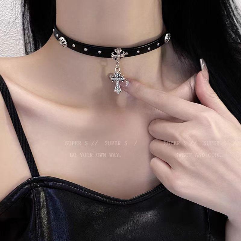 2025 High-End Gothic Punk Necklace: Y2K Dark Style Clavicle Chain for Women