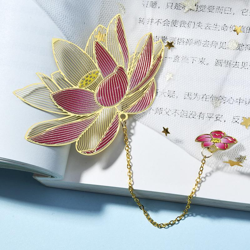 Aesthetic Metal Lucky Clover Bookmark with Tassel Set Exquisite Retro Floral Brass Bookmark for Book Creative Design Book Tab