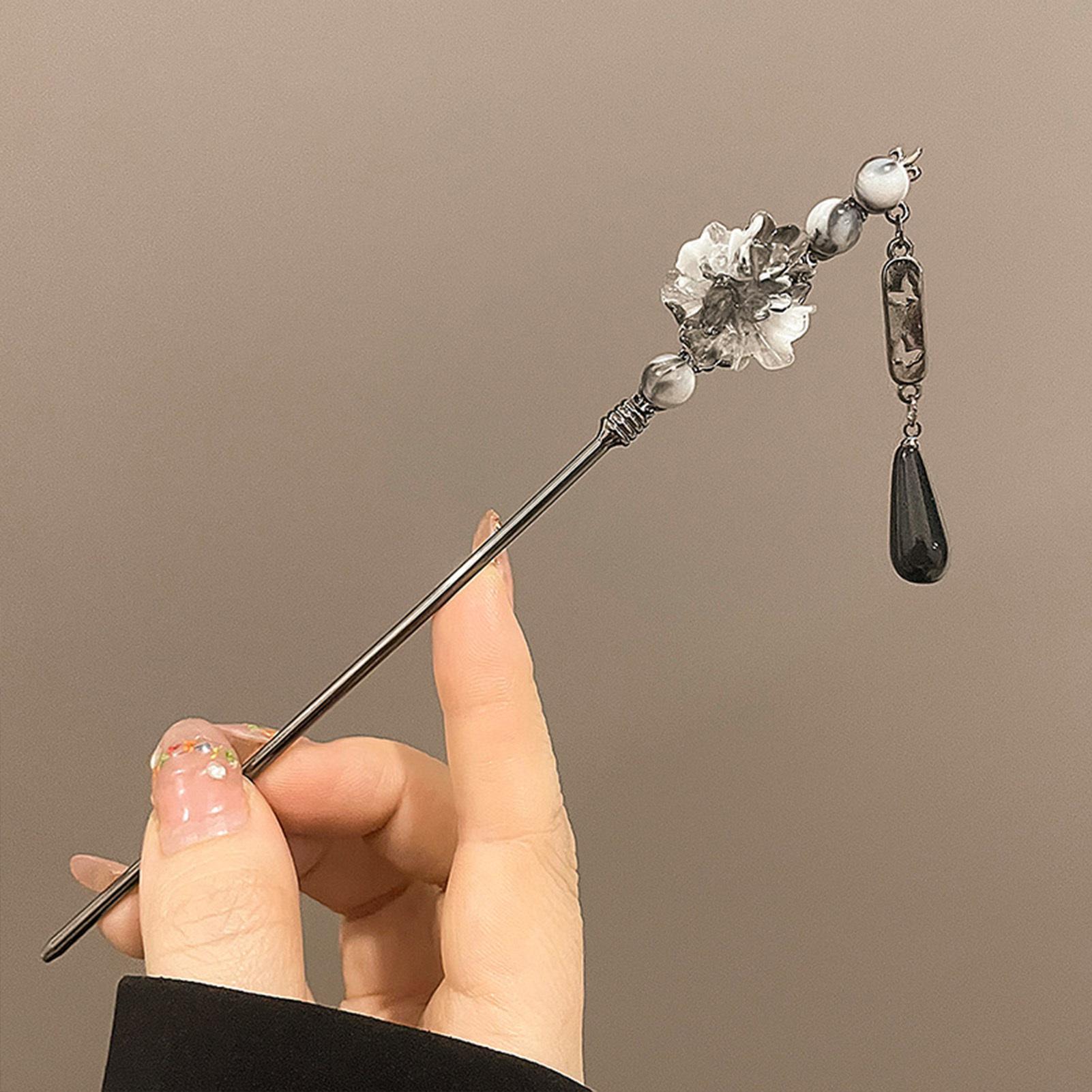 

New Chinese Style National Style Butterfly Pearl Curved Moon Tassel Ancient Style Hairpin, with A Sense of Luxury and Simplicity.