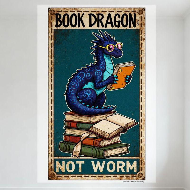 Vintage 'BUCHDRAGON' Blechschild, Skurriler Drache liest mit Bücherstapel, 'KEIN WURM'-Banner, Rustikales, verwittertes Heim-Ba