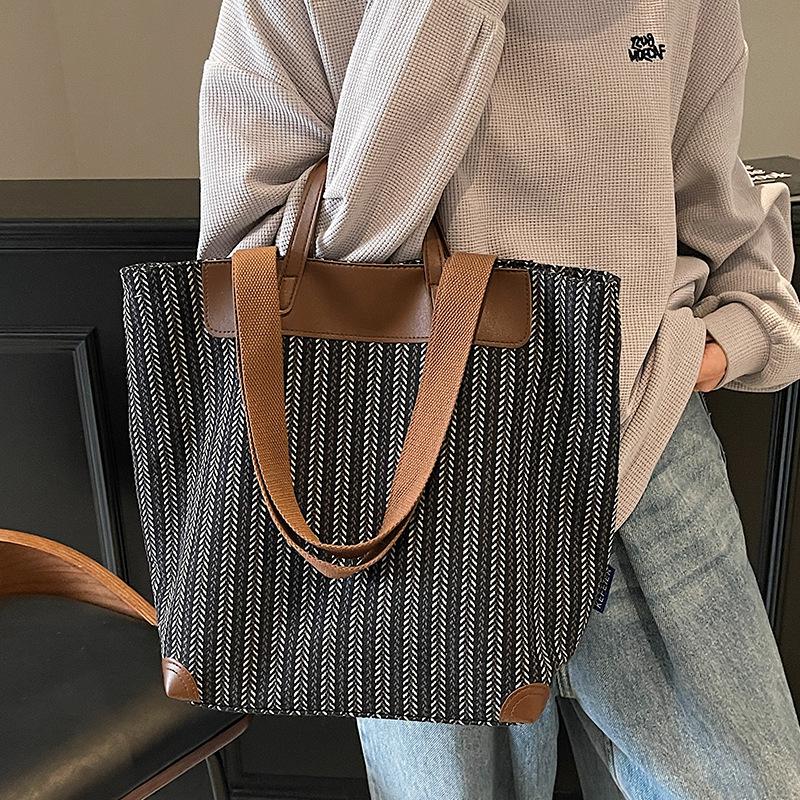 Retro Japanese foreign style hand bag women's bag 2025 new large-capacity casual shoulder bag commuter underarm tote bag