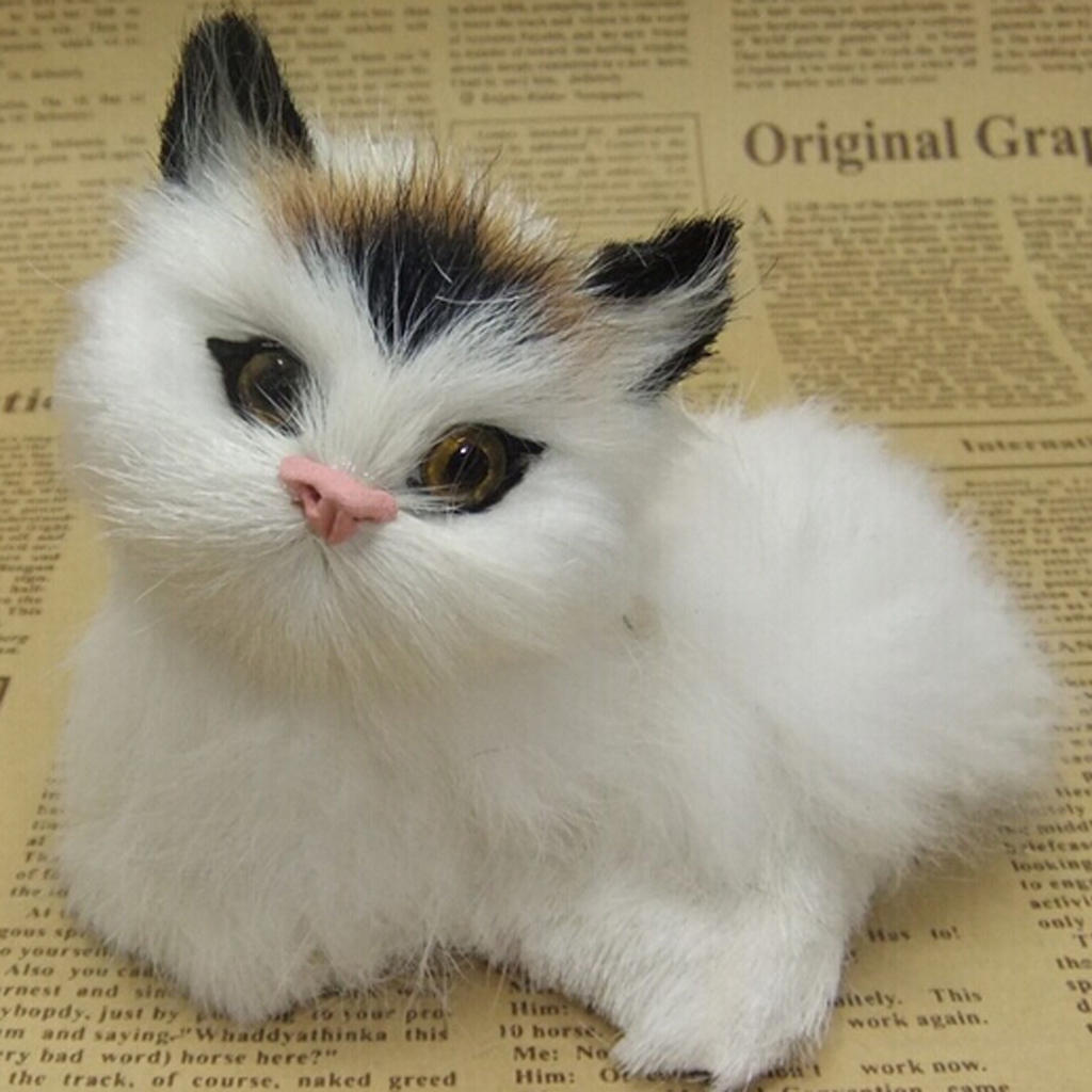 Drăguță, realistă, mică pisică așezată cu cadru Animal cu blană adevărată