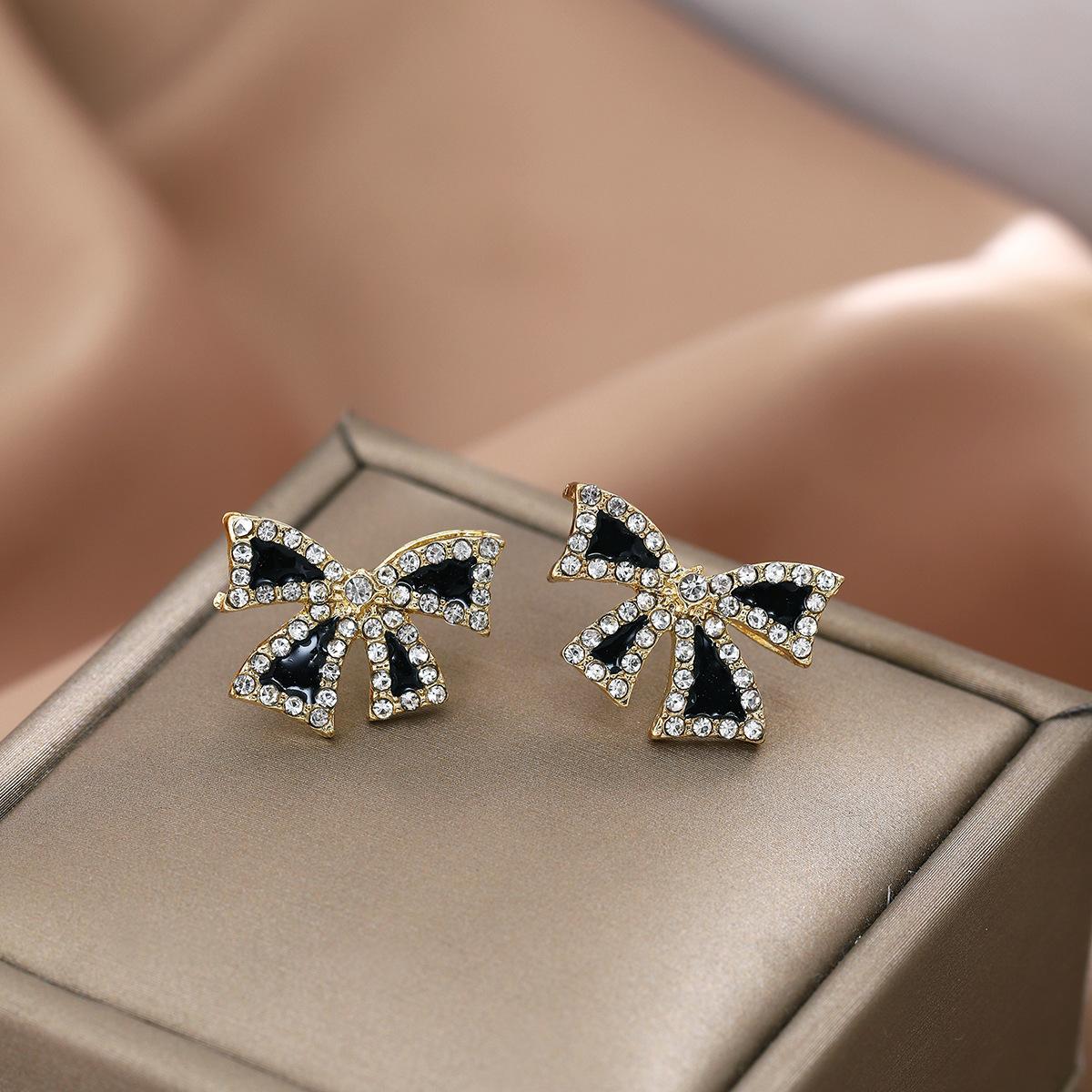 

Simple Light Luxury High-End Black Bow Stud Earrings, Small And Exquisite Diamond-Set Earrings For Women