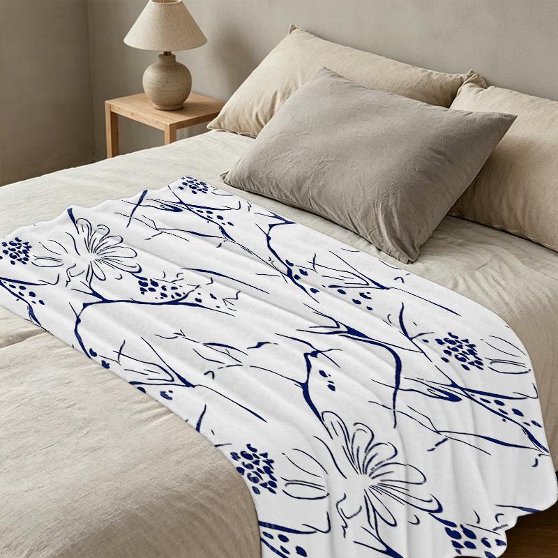 Hemmed Fleece Blanket, Soft & Warm Minimal Floral Throw – Cozy Sofa & Home Use for Christmas, Halloween & Daily Comfort