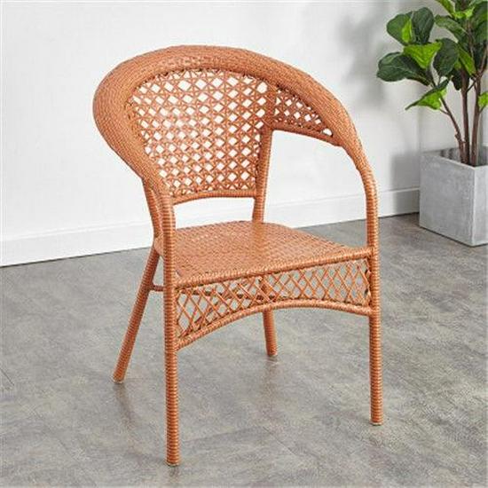 Роскошное плетеное кресло для отдыха на балконе с цветочным узором из ротанга.