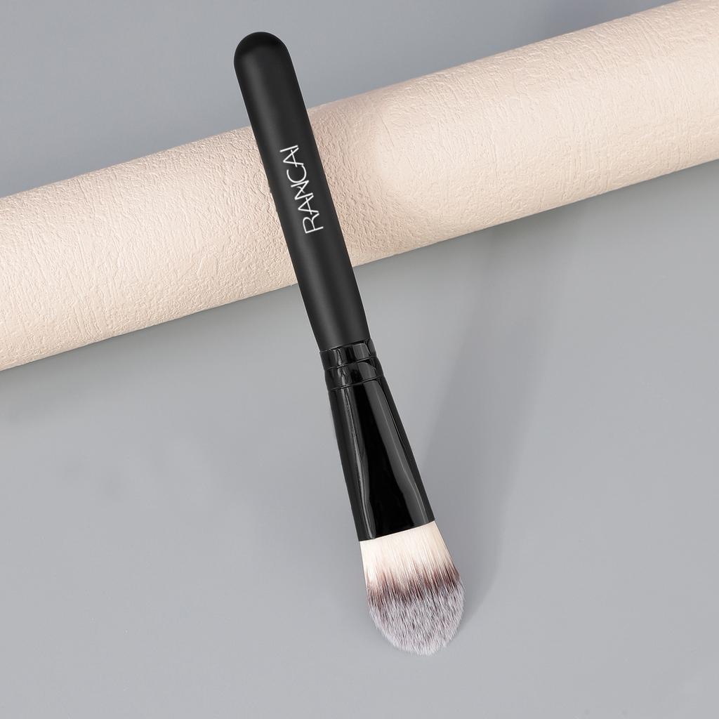 The new all-black tongue-shaped flat head foundation brush is suitable for beginners to design non-marking base makeup and apply makeup quickly