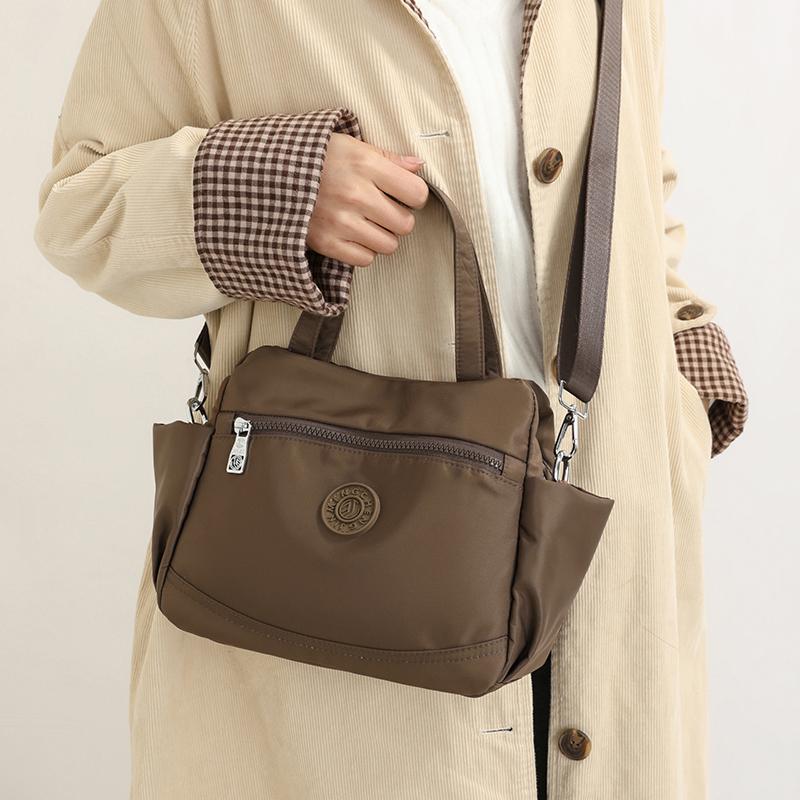 Water-Resistant Tote Bag for Women – Stylish & Durable Handbag with Adjustable Shoulder Strap and Multiple Pockets