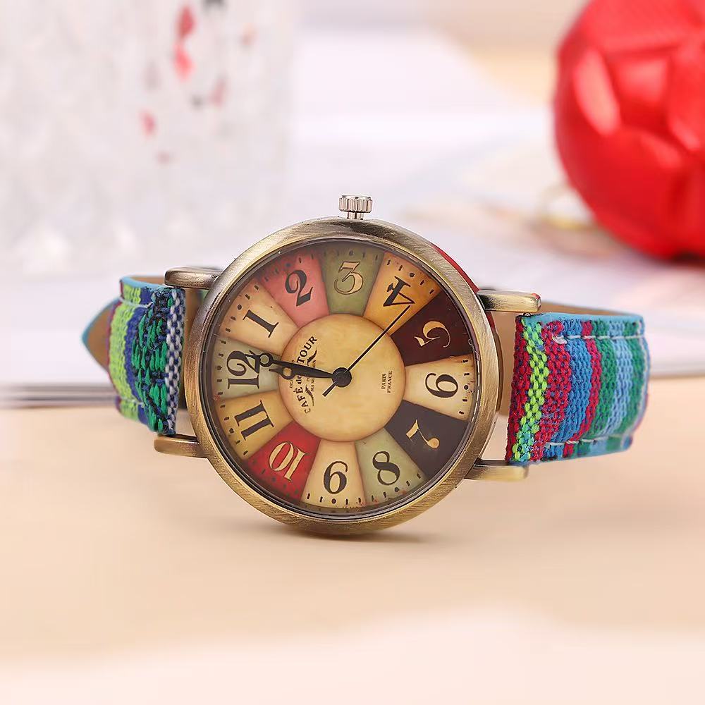 

Модні жіночі годинники з різнокольоровим райдужним візерунком. Наручні браслети. Годинники. Ювелірні вироби зелений