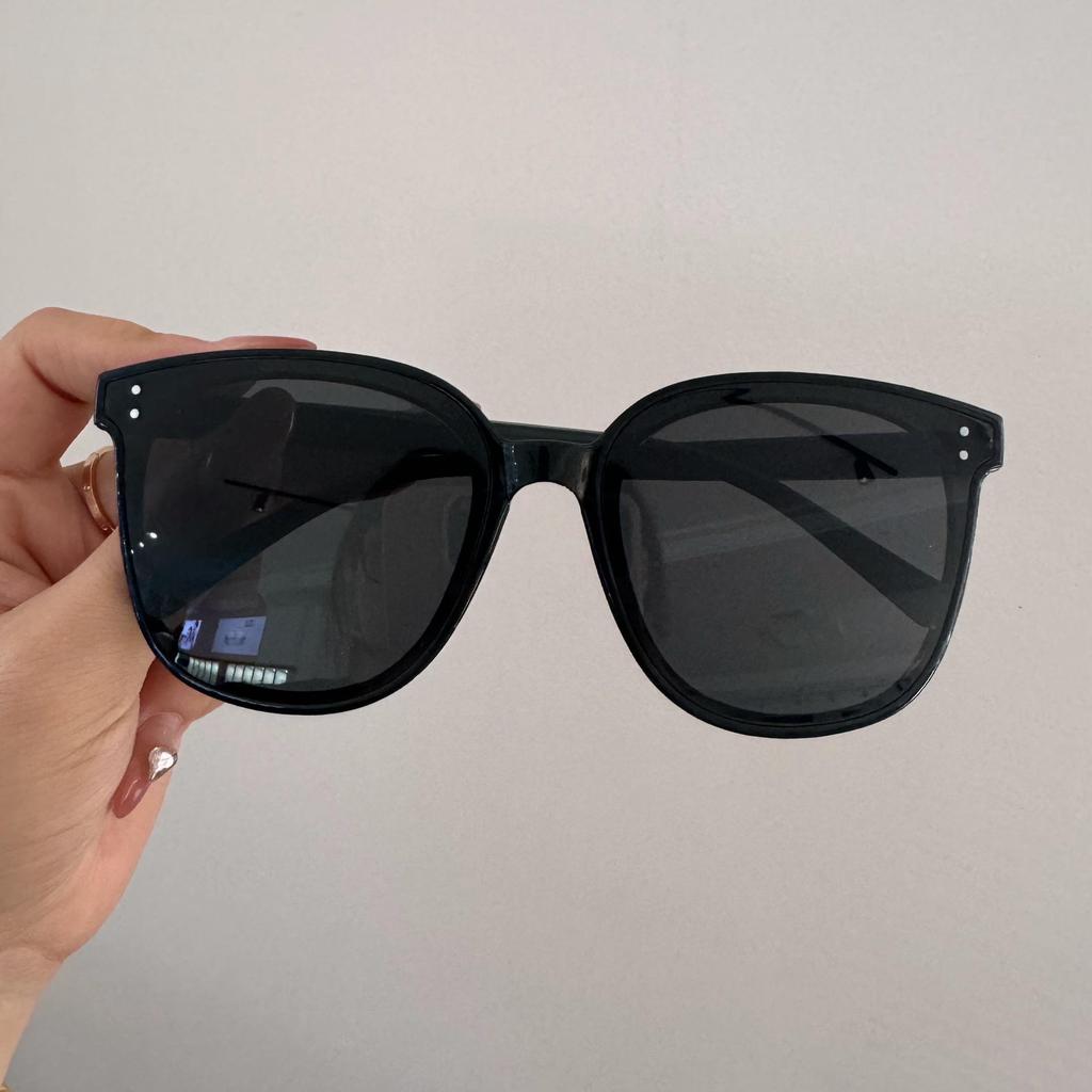 Large Frame Retro Fashion Sunglasses - Simple, Atmospheric Design for Influencers