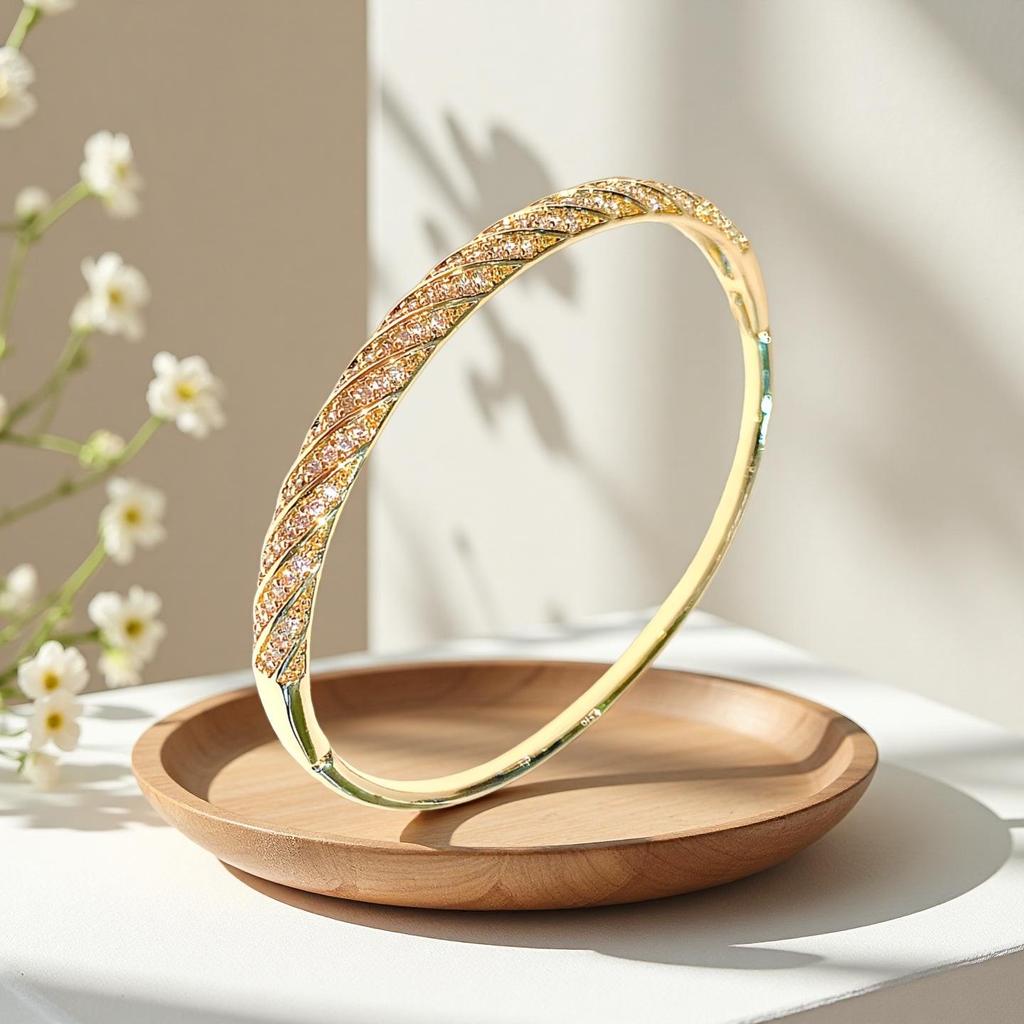 European & American Fashion Zirconia Four-Leaf Clover Bracelet: Sparkly Flower Design Wristband for Women