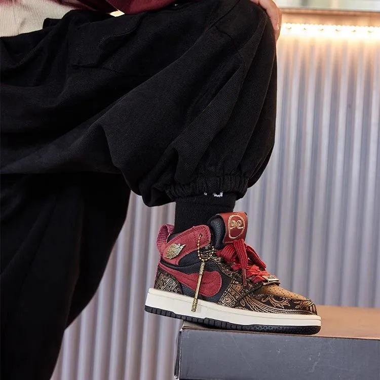 Boys' Winter 2025 Sun Wukong Black High-Top Fleece-Lined Cotton Shoes for Girls—Warm and Stylish Sports Shoes.