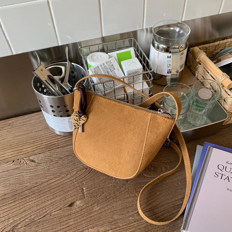 Small bag women's autumn and winter new niche versatile messenger bag fashionable and simple mobile phone bag