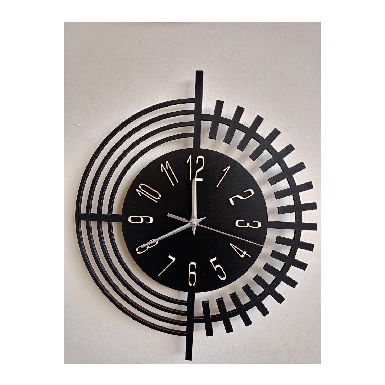 

Дерев яний чорний настінний годинник у тихому стилі чорний