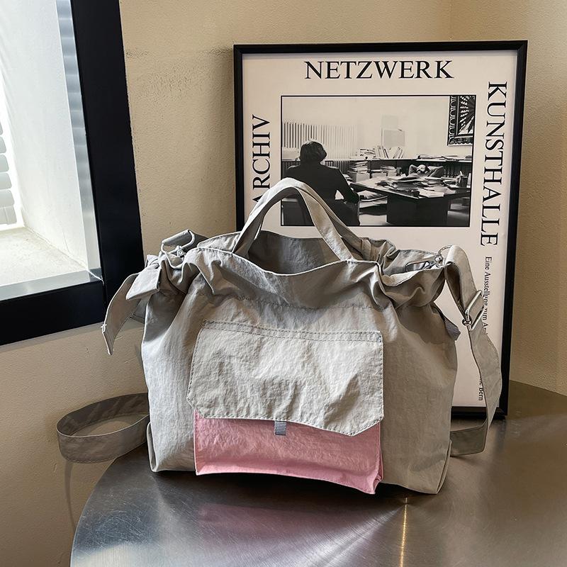 

2025 new Korean version fashion lightweight messenger bag trend simple leisure commuter bag large capacity shoulder handbag 33*9*25 серый