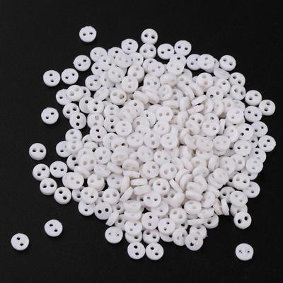 Sada 300 kusů 4mm 2 dírkové kulaté mini knoflíky panenka diy bílé