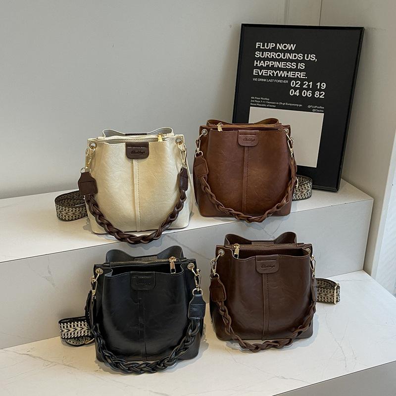 2025 Autumn/Winter Retro Crossbody Bucket Bag – Large Capacity, Trendy Niche Underarm Handbag