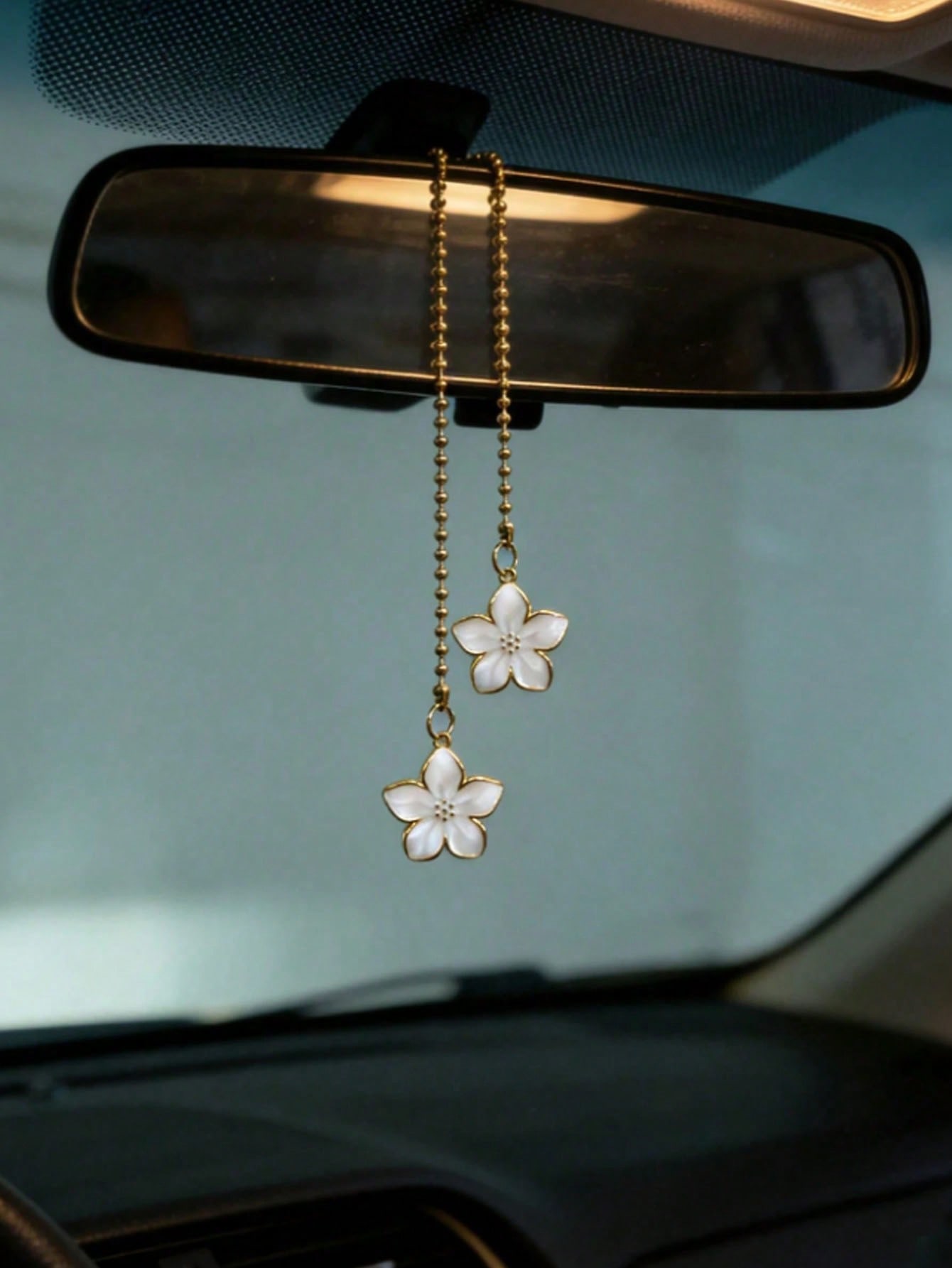 Auto Achteruitkijkspiegel Bedeltje - Roze Sakura Bloesem Hanger met Gouden Ketting, Schattige Auto Interieur Decoratie voor Vrouwen, Cadeau Idee