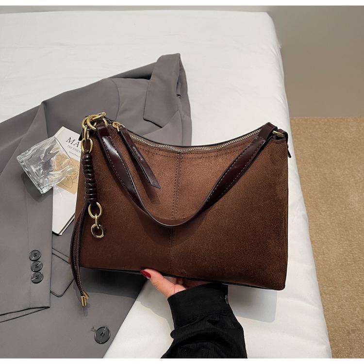 

Retro bag women s large capacity 2025 new autumn and winter tide with messenger bag casual one shoulder underarm commuter tote bag темно-коричневого