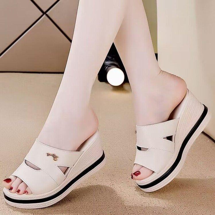 Soft leather thick-soled soft-soled slippers, new summer wear, waterproof table wedge heel, high-heeled sandals.
