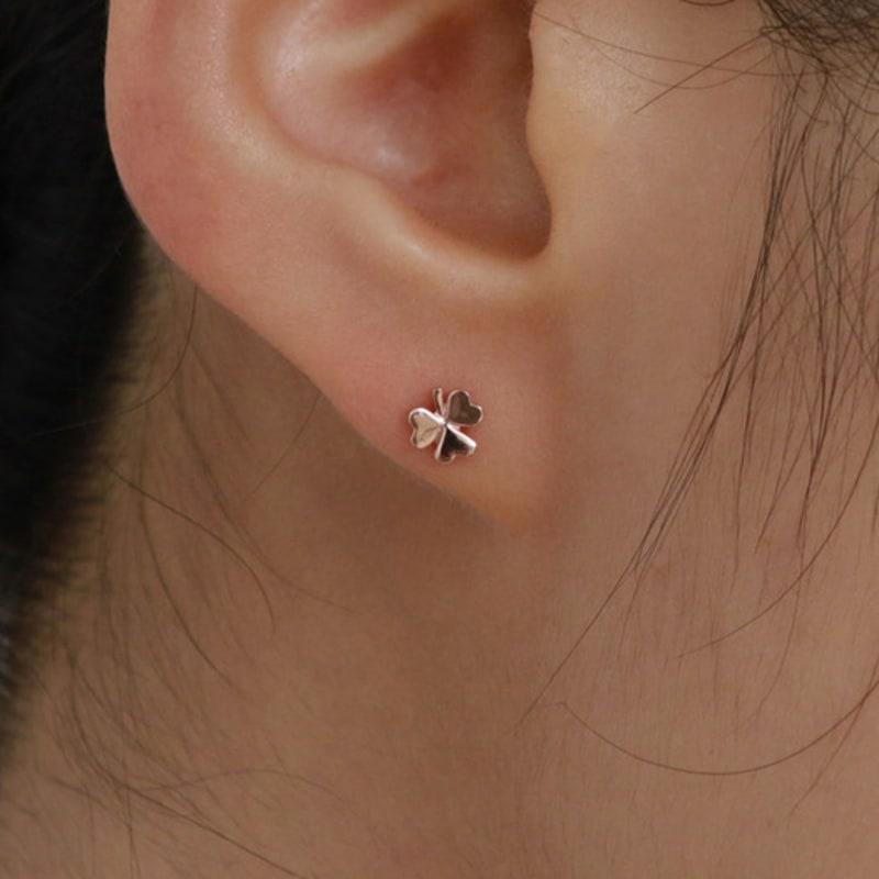 

Менше - більше 14K золота сережка-конюшина та пірсинг white gold single earring