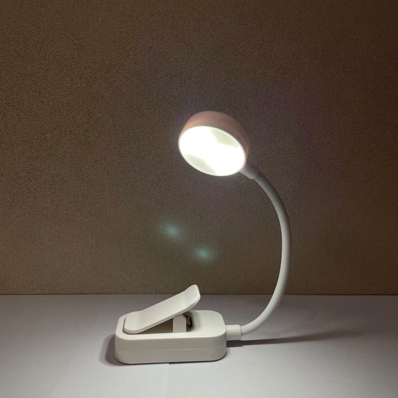 

1Pc Portable LED Clip-on Reading Light, Three Color Temperatures, Long Press to Adjust Brightness, White Shell