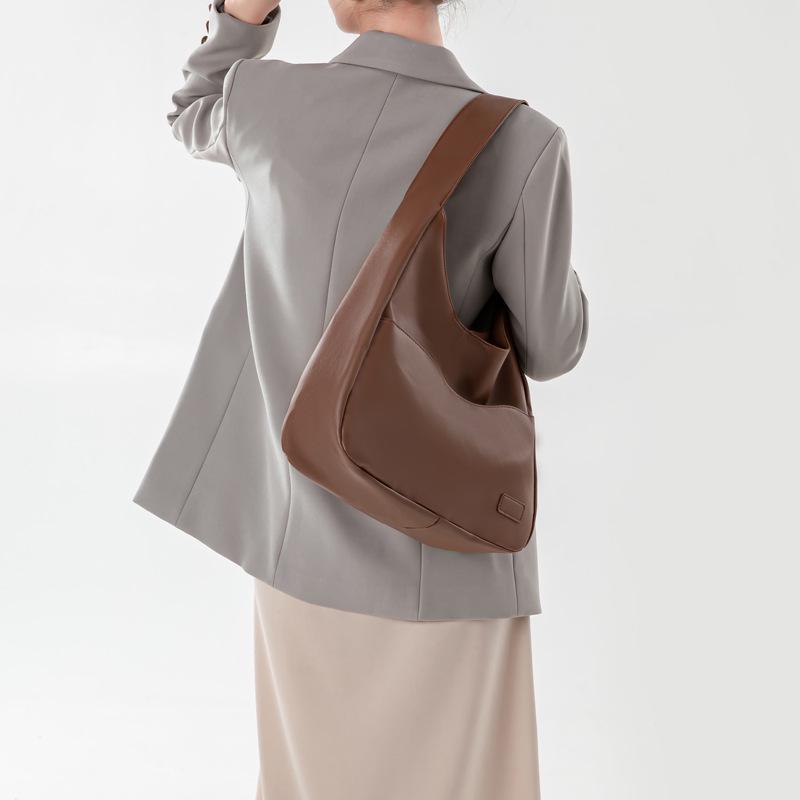Large Capacity Soft Leather Crossbody Tote Bag for College Students and Ladies, Ideal for Autumn and Winter.