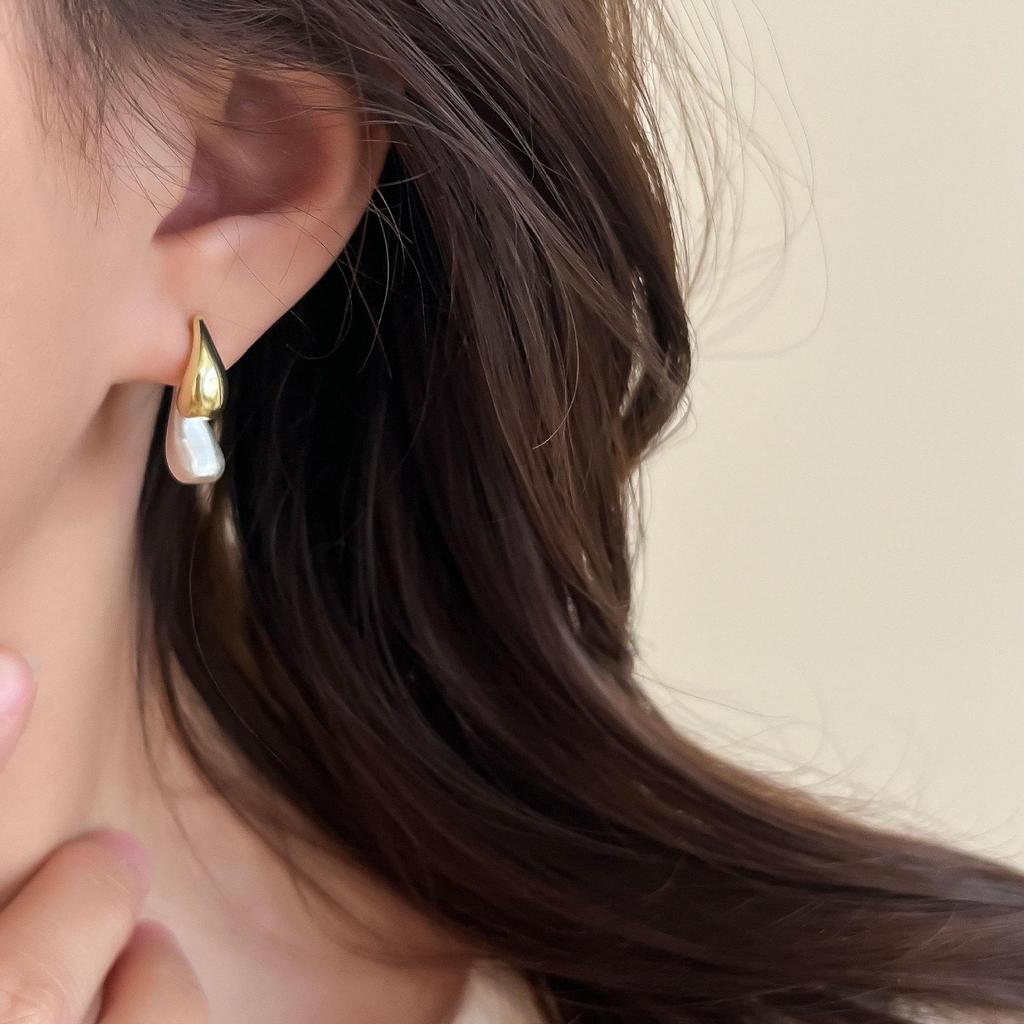 Two-Tone Teardrop Stud Earrings: Unique Winter Design for Women