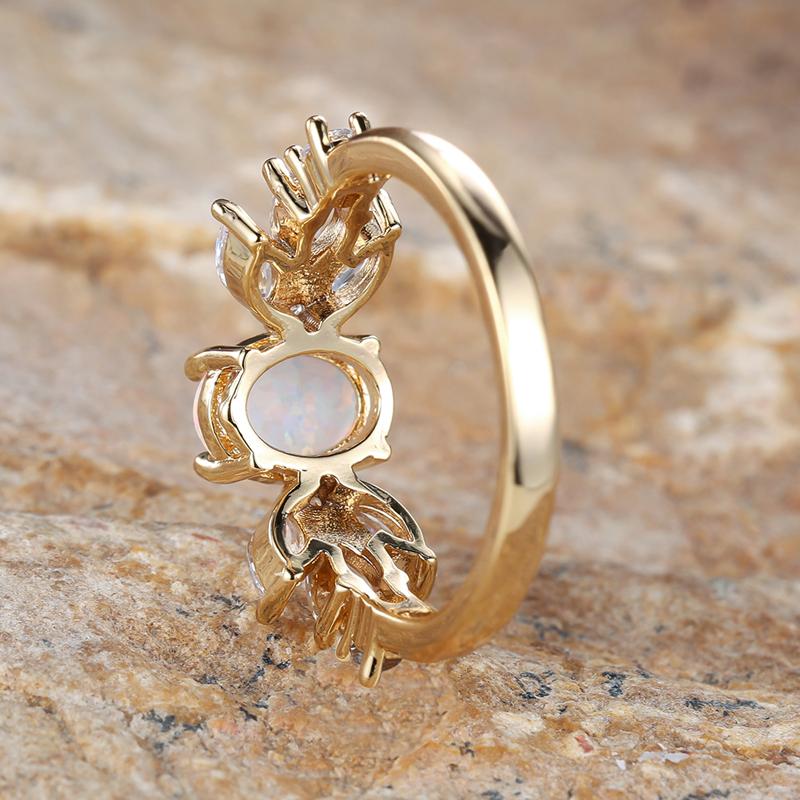 Exquisiter goldfarbener Zirkonia-Blatt-Oval-Feueropal-Ring für Frauen, Charm-Jubiläums- und Geburtstagsschmuck