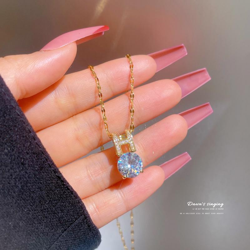 Personalized Titanium Steel Sparkling Necklace for Women – Lively Luck Pendant with Chic Design