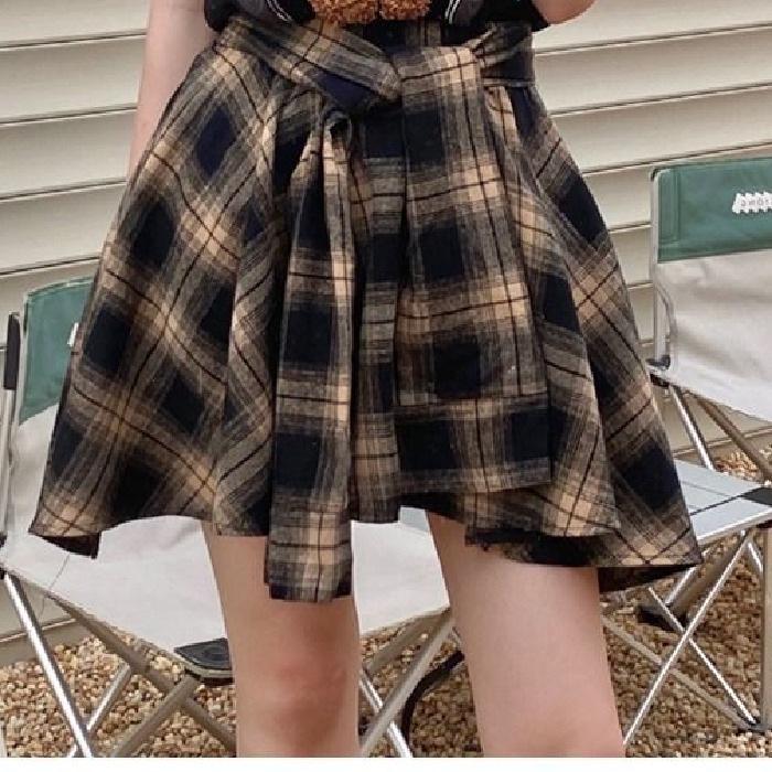 Premium Sommer Bär T-Shirt & Karierter Unregelmäßiger Rock Set - Zweiteiliges Freizeitoutfit