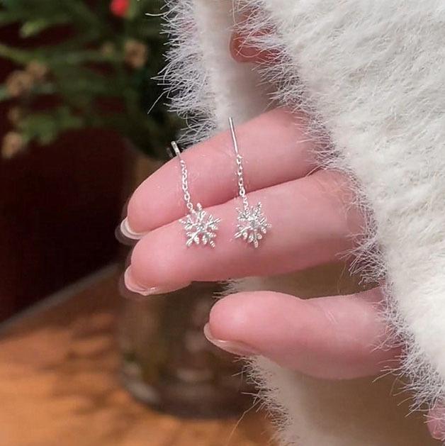 Серьги-снежинки с цирконами  Серебряная игла  - Элегантные, модные и универсальные серьги с дизайном в стиле легкой роскоши.
