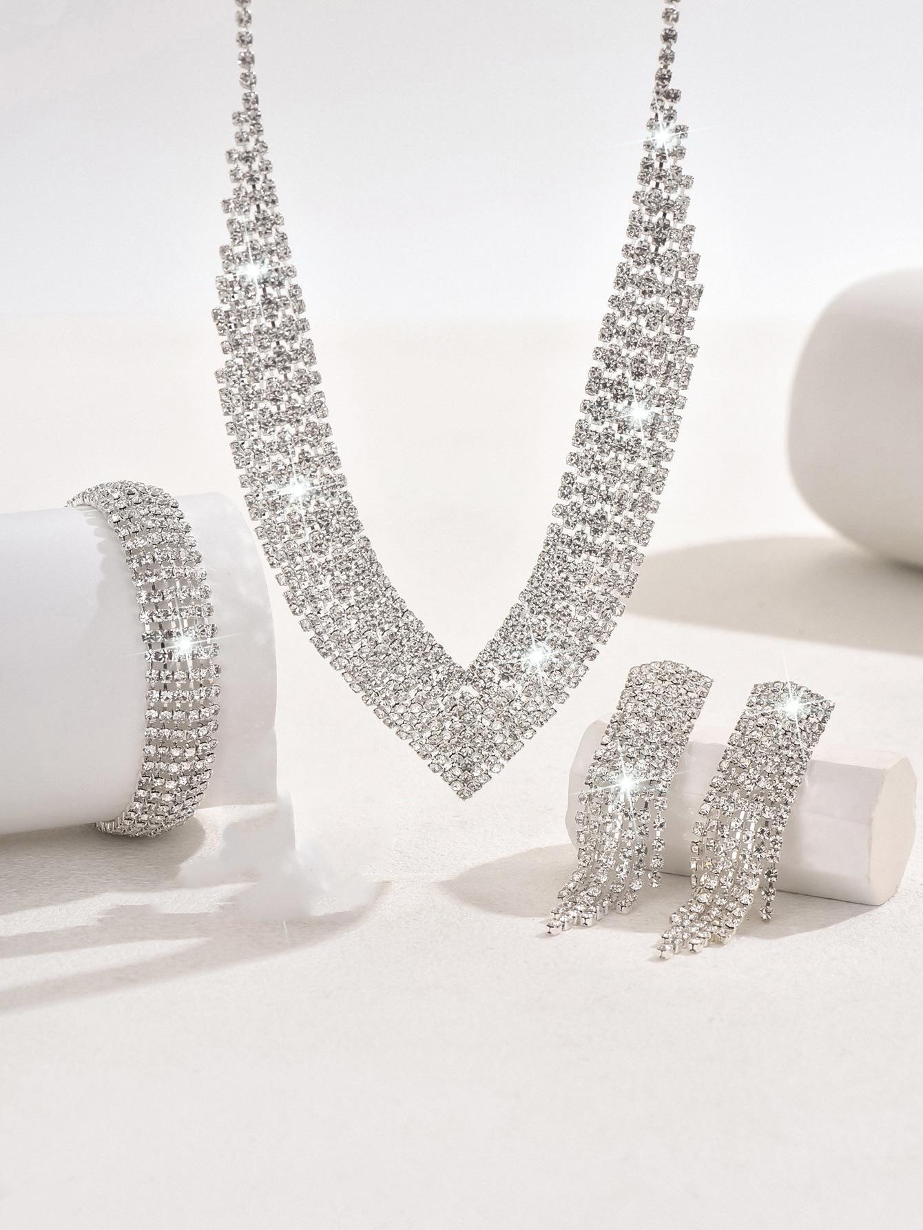 

Роскошный набор бриллиантовых украшений: Мерцающее ожерелье, серьги с кисточками, браслет и кольцо для невест