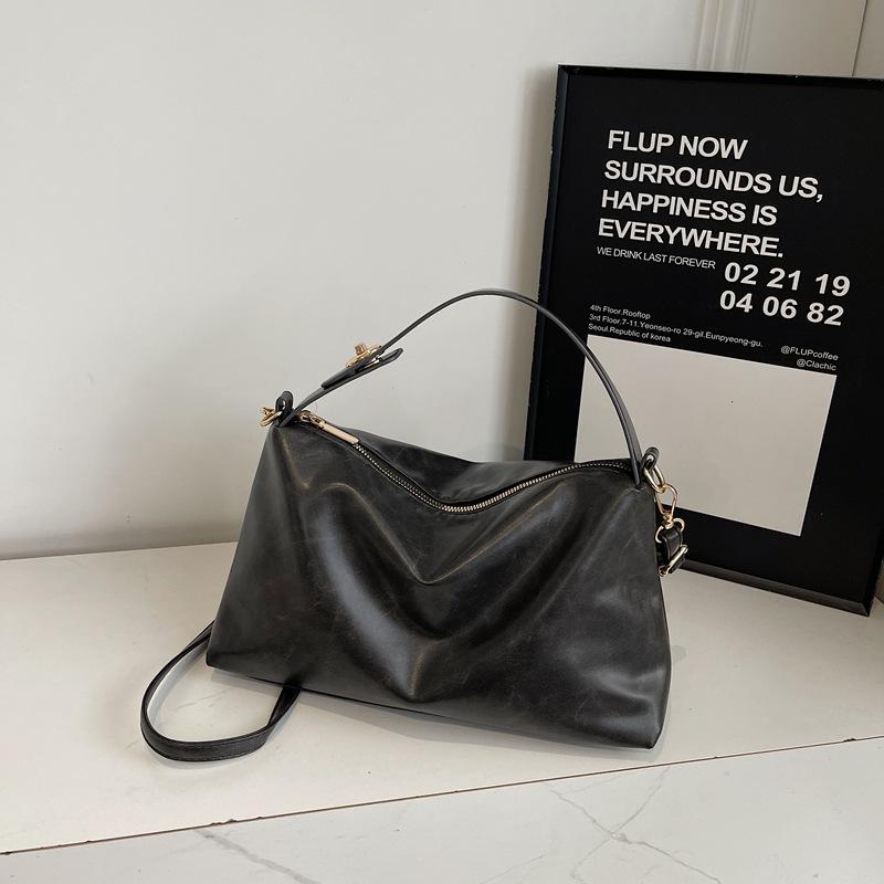 

Large capacity fashion bag women s 2 new trendy four-season versatile shoulder messenger bag high-end commuter tote bag